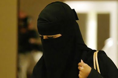 منزل بوزلفة :ضرب و تهشيم سيارة مدير معهد بسبب منعه تلميذة منقبة من دخول الفصل