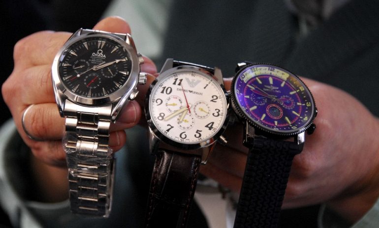 القبض على عون من الخطوط التونسية وشقيقه يبيعان عطورات وساعات فاخرة