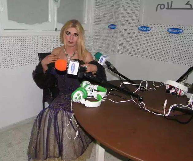 جدل بعد استضافة شاب من المتحولين جنسيا في إحدى الإذاعات الخاصة