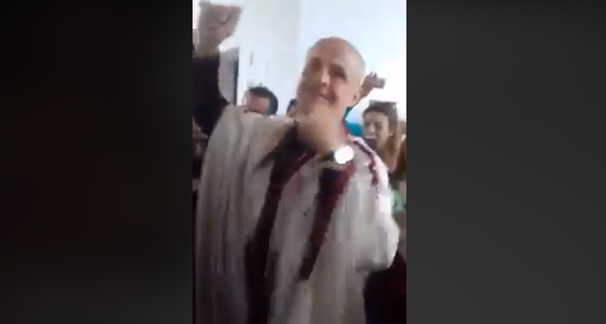 سفير فرنسا يكذّب كافة " الإشاعات " ويظهر في عرس شعبي " يشطح " على نغمات المزود