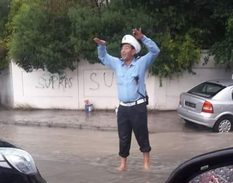 صورة اليوم في باردو : عون أمن يخلع حذاءه ويواصل تسهيل حركة المرور
