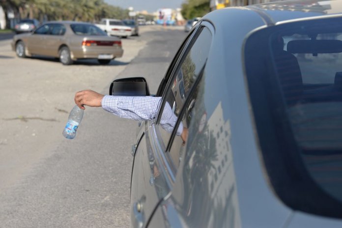 من بينها التبول في الطريق العام وإلقاء السجائر والفضلات .... كل التفاصيل عن الخطايا البيئية 