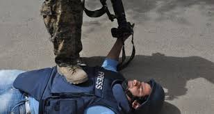 مركز تونس لحرية الصحافة يدين إعتداء عناصر من الجيش والحرس على إعلاميين في سيدي بوزيد وصفاقس