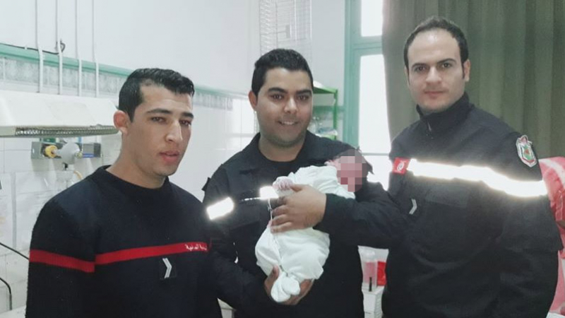 الحماية المدنية تساعد امرأة فاجأها المخاض على الولادة وهي بمدارج عمارة