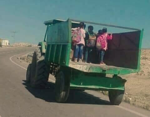 صورة اليوم : عودة مدرسية على متن " تراكتور "