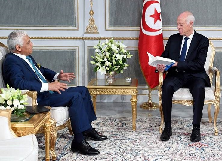 الصافي سعيد يهدي نسخة من كتابه الأخير لرئيس الجمهورية