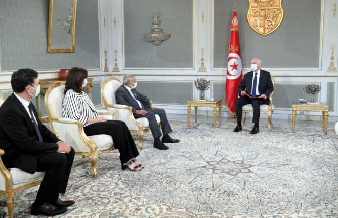 رئيس الجمهورية يدعو قطاع البنوك والمؤسسات المالية إلى الحط قدر الإمكان من نسبة الفائدة