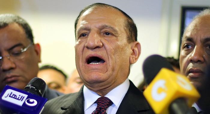 اعتقال سامي عنان رئيس أركان الجيش المصري السابق بعد إعلانه الترشح لمنافسة السيسي في الانتخابات الرئاسية