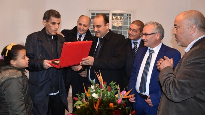 الشاعر أولاد حمد يتسلّم مسكنا جديدا من رئاسة الحكومة