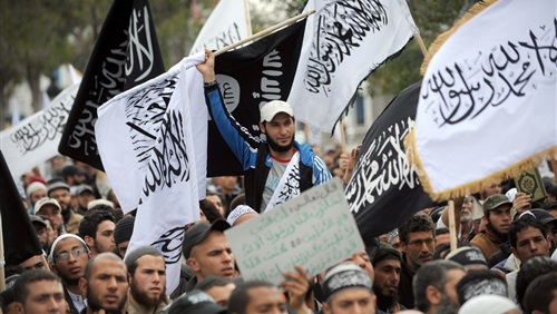 خاص : صور مسقطة لسلفيين تتسبب في خلاف بين صحفيتين من التلفزة الوطنية خلال اعداد وثائقي حول اغتيال بلعيد