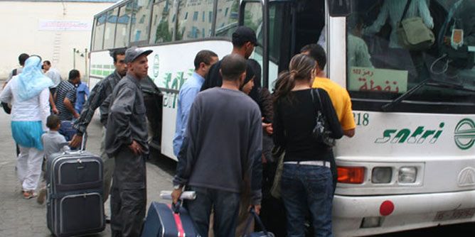 أعوان من الشركة الوطنية بين المدن يدخلون في اضراب جوع وحشي أمام مقر الشركة بمونبليزير