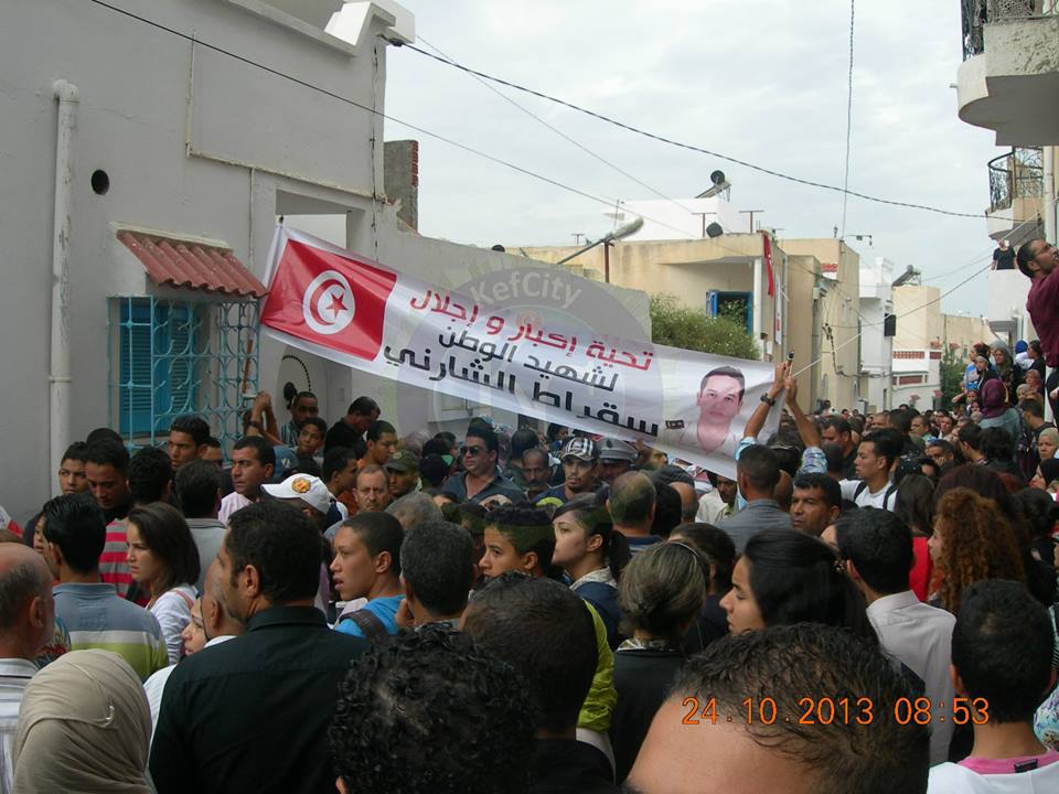 بالفيديو : بالزغاريد والهتافات : وصول جثمان الشهيد سقراط الشارني إلى منزله بالكاف