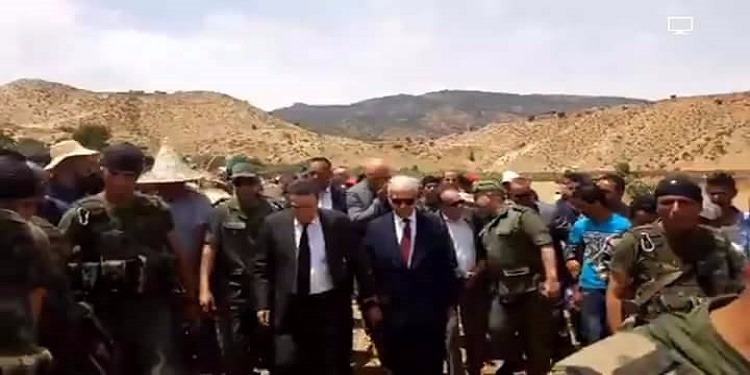 وصول الوفد الوزاري إلى منزل خليفة السلطاني وسط  حالة من الاحتقان في صفوف الأهالي