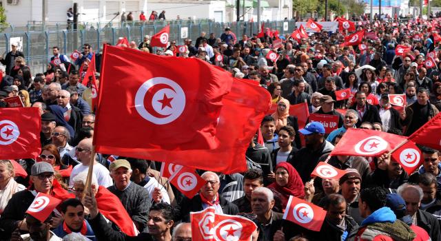 وقفة تضامنية مع عائلات ضحايا فاجعة غرق المركب في سواحل قرقنة