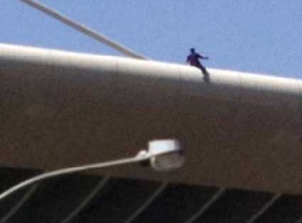 شخص يلقي بنفسه من فوق جسر رادس