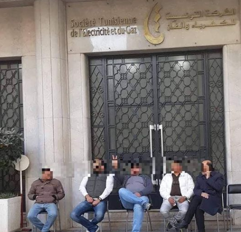صورة اليوم : نقابيون بالشركة التونسية للكهرباء والغاز يرفعون شارة النصر بعد أن منعوا الرئيس المدير العام من دخول مكتبه