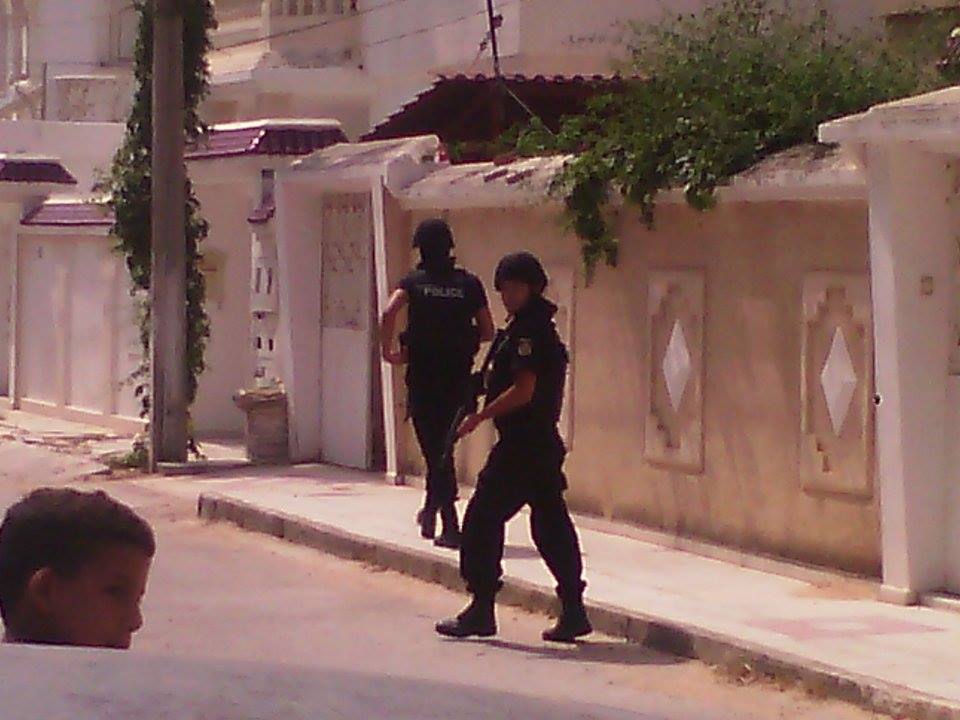 بالصور : تمشيط المنازل المحيطة بالثكنة العسكرية ببوشوشة