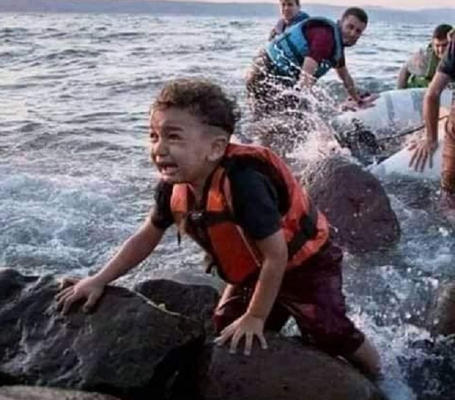 بعد أن روّجوا أنها لطفل تونسي " هارب من الفقر " عبر البحر " اتضح أن الصورة من المغرب وتعود إلى سنة 2018
