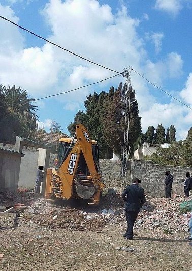 تنفيذ قرار هدم وازالة لسور اسمنتي وباب كهربائي واسترجاع طريق عام ببنزرت
