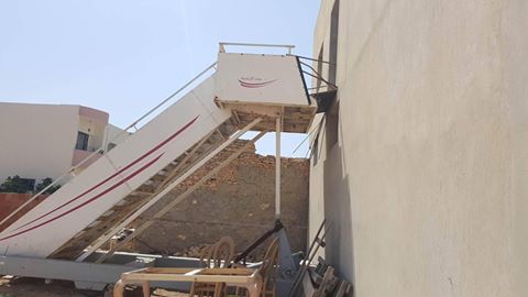 صورة اليوم : مدرج لاحدى طائرات الخطوط التونسية يستعمل في منزل خاص