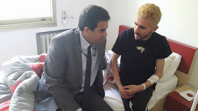 الإعلامي وليد الزريبي يصبغ شعره باللون الأصفر احتجاجا على تجاهل السلطات الرسمية