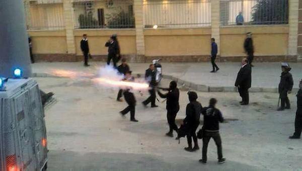 يوم أسود في الكرة المصرية : أكثر من 40 قتيلا من مشجعي الزمالك اثر مواجهات مع الأمن والاتحاد يقررّ ايقاف الدوري المصري