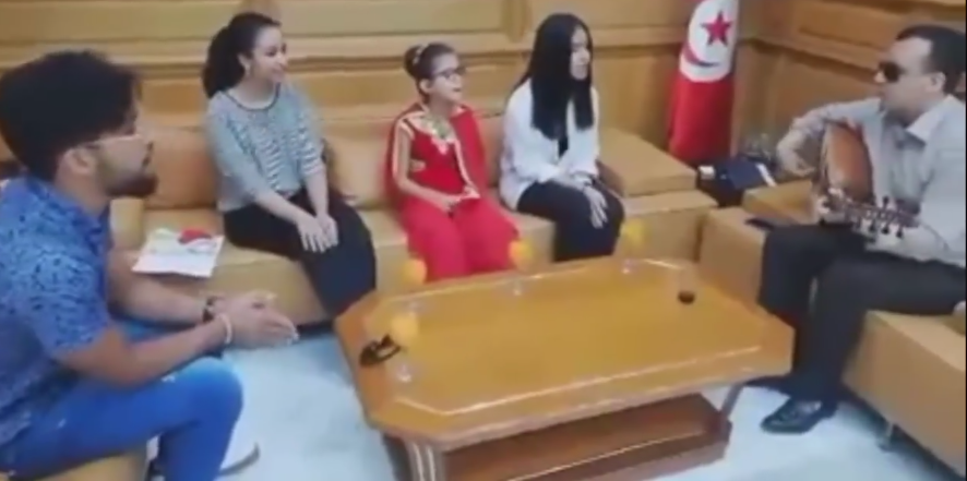 فيديو : وزير الثقافة الجديد يعزف على العود ويغنّي الطربيات مع الأطفال والشباب