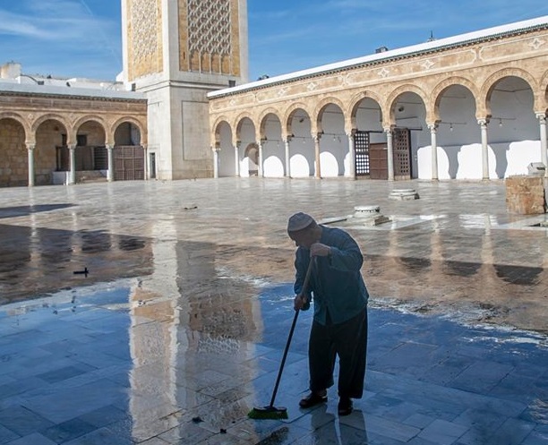 تونس : تعقيم جامع الزيتونة وعدد من المساجد الأخرى بالعاصمة