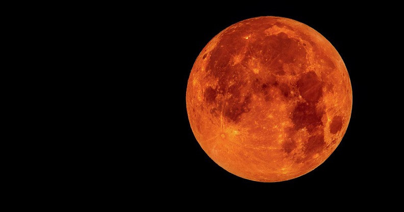 مواعيد مشاهدة أطول " خسوف للقمر" بالمدن العربية اليوم الجمعة