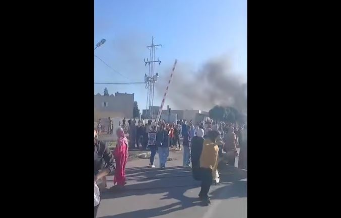 عدد من المواطنين ينصبون خيمة على السكة الحديدية