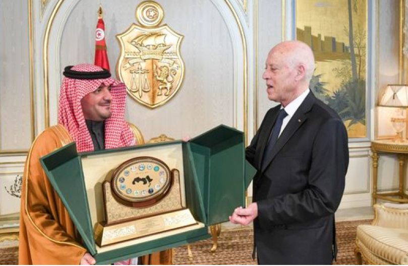 قيس سعيد يتسلم الدرع التذكاري لمجلس وزراء الداخلية العرب