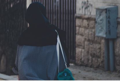 بالفيديو/طالبة ايرانية تخلع ملابسها في الحرم الجامعي