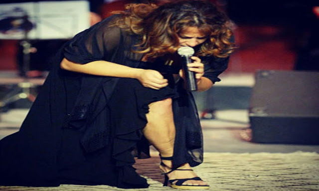 أمينة فاخت تسقط على خشبة المسرح خلال حفلها بقطر ... فيديو