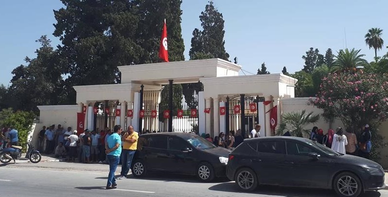 بالفيديو والصور في مصنع " شوكوطوم " : نقابيّون يعتدون على العمّال ويمنعونهم من الدخول الى مواقعهم لاستئناف نشاطهم