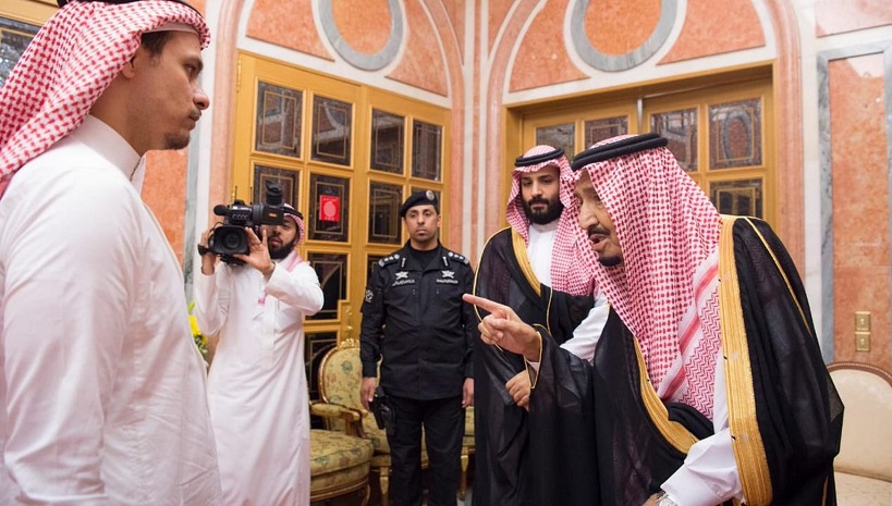 بالصور : العاهل السعودي و ولي العهد يستقبلان نجل جمال خاشقجي وهذا الأخير يردّ بنظرات حادّة