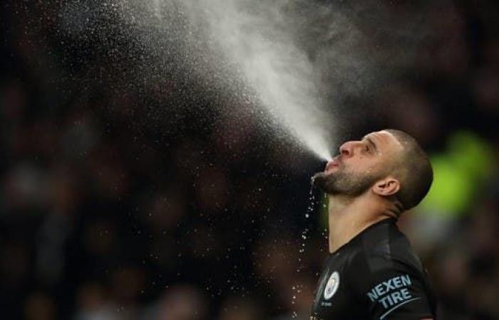 الفيفا : فرض عقوبة على كل لاعب يبصق أثناء اللعب.