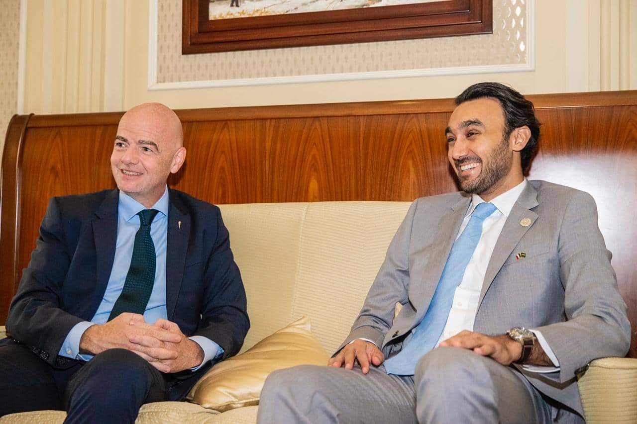 رئيس الاتحاد العربي يلتقي برئيس الفيفا