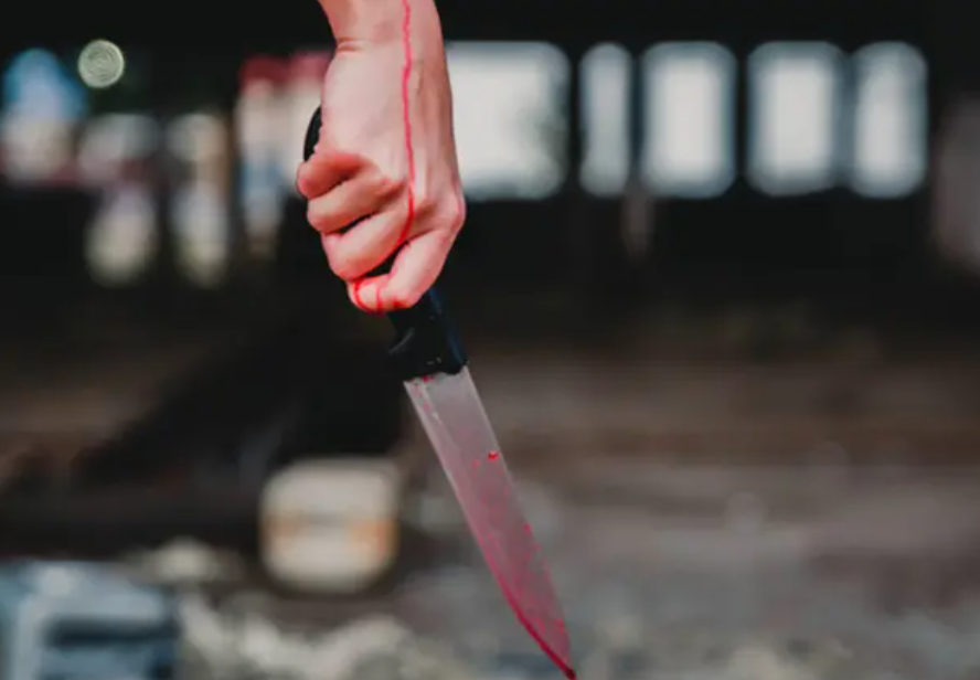 رفضته زوجاً فغزها بسكين في رقبتها..