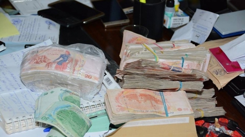 دورية أمنية تعثر على مبلغ مالي هام في الشارع