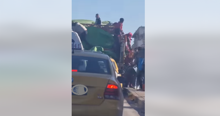 في لاكانيا : نهب وسلب لمحتويات شاحنة كانت محملة بالمشروبات الكحولية