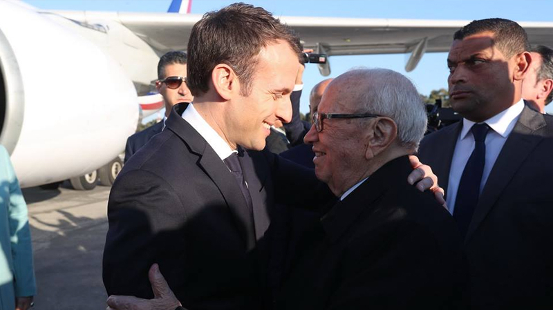 ماكرون في تونس لمواكبة مراسم تشييع جنازة الرئيس الراحل الباجي قائد السبسي 