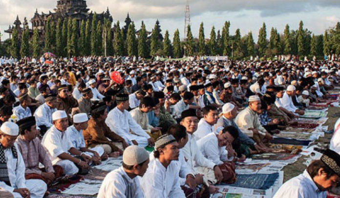 مسلمون يحتفلون اليوم بعيد الفطر 