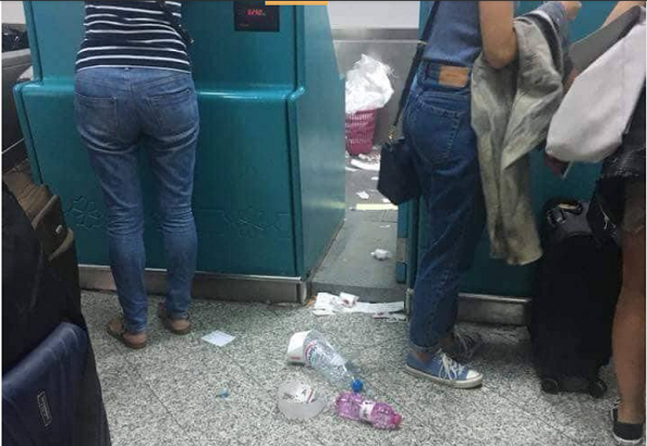 وزير النقل يعلّق على صورة الأوساخ والفضلات بمطار قرطاج : " لقد وقع تضخيم المسألة "