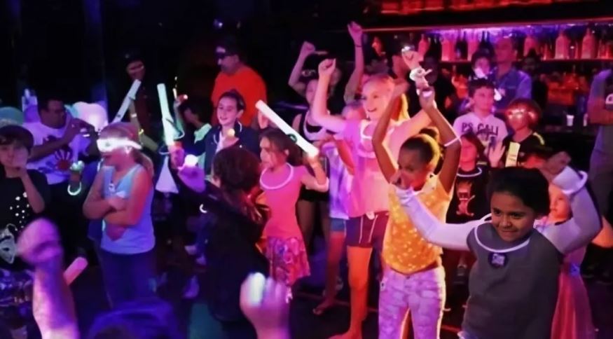 ملهى ليلي للأطفال يثير الجدل.. ومالكته تعلق !!