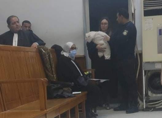 صورة اليوم من محكمة أريانة : محامية في خدمة رضيع إحدى المُتّهمات
