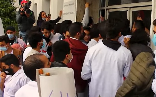 في فيديو متداول: الأطبّاء الشبان يقتحمون مقر وزارة الصحة