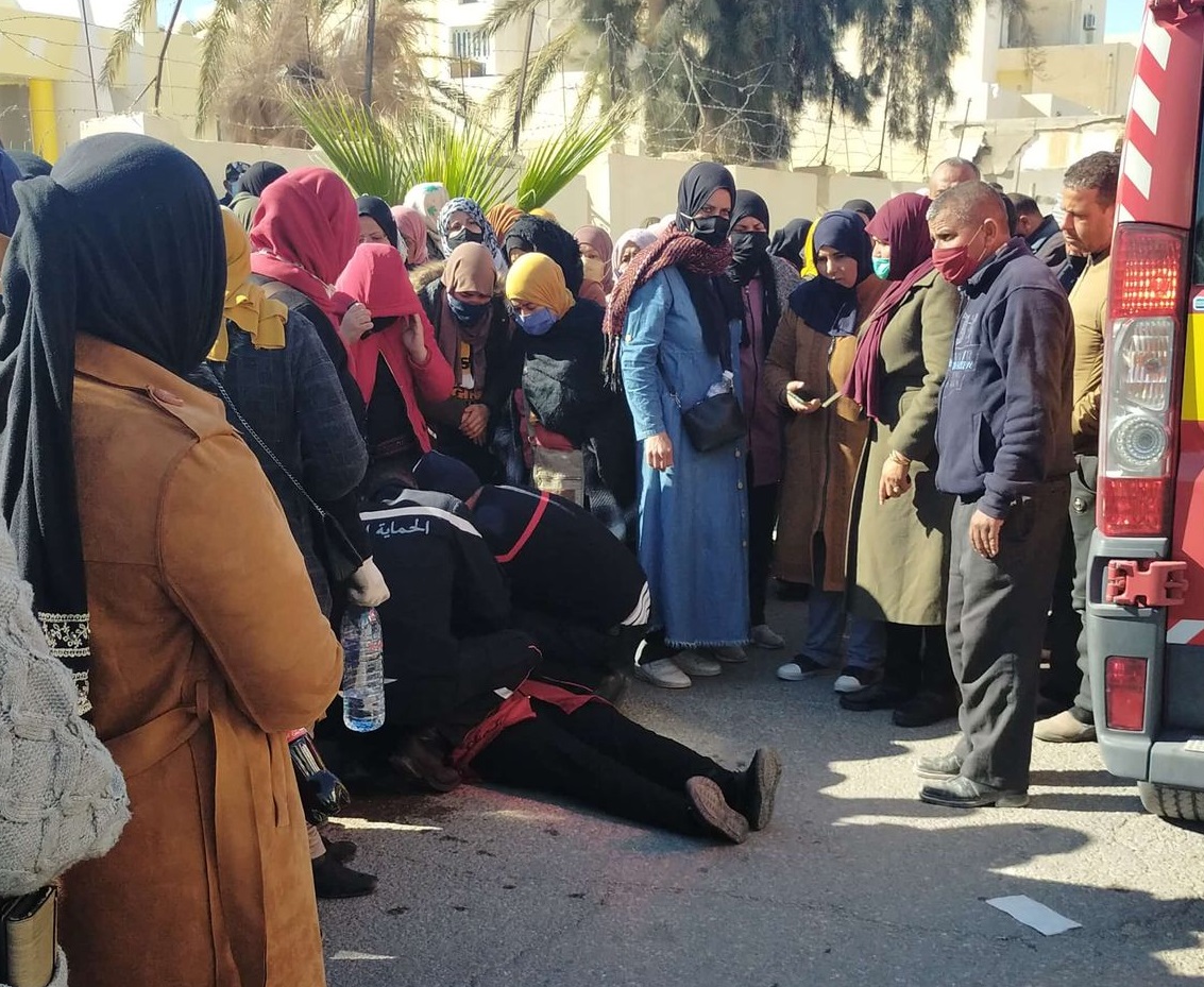 قبلي: الوحدات الأمنية تفرّق عددا من المحتجين حاولوا اقتحام مقر الولاية