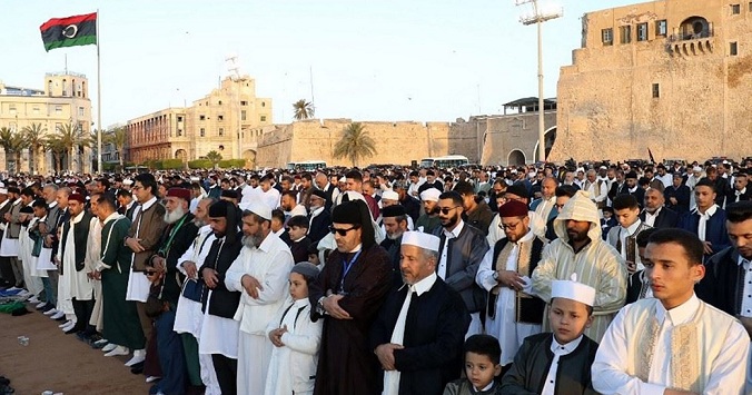 غريبة الغرائب في ليبيا: عيد الفطر غدا الجمعة في بنغازي ويوم السبت في طرابلس ؟؟؟