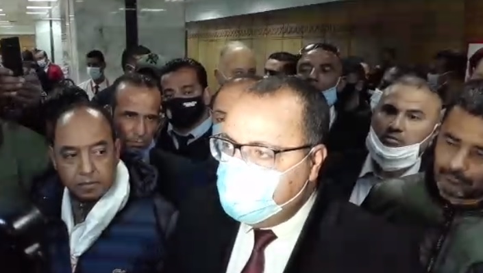 المشيشي يعبر من مطار قرطاج عن مساندته لأعوان الأمن