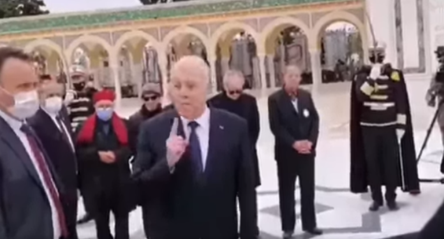 مراسل إذاعة يعتدي على أخلاقيات الصحافة : "متى سيتم محاسبة شيخ الأحبار رأس الأفعى ؟"